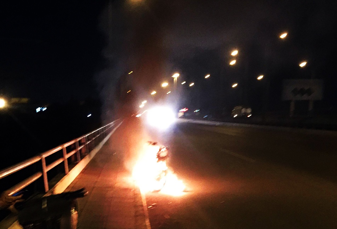 Thanh nien len cau dot xe may roi nhay xuong song Dong Nai hinh anh