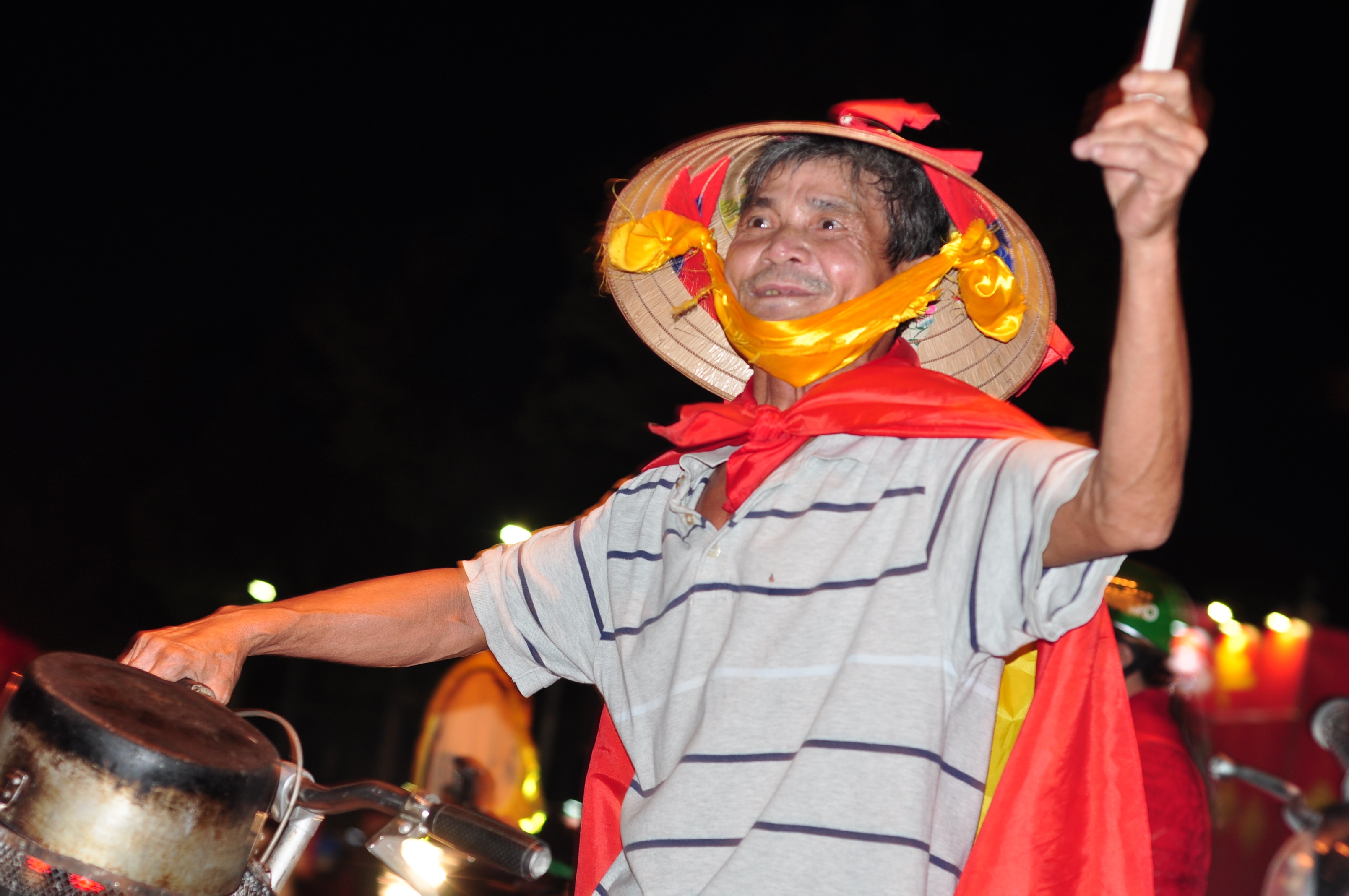 Nguoi dan dot phao, di khap ngo ngach mung chien thang U23 Viet Nam hinh anh