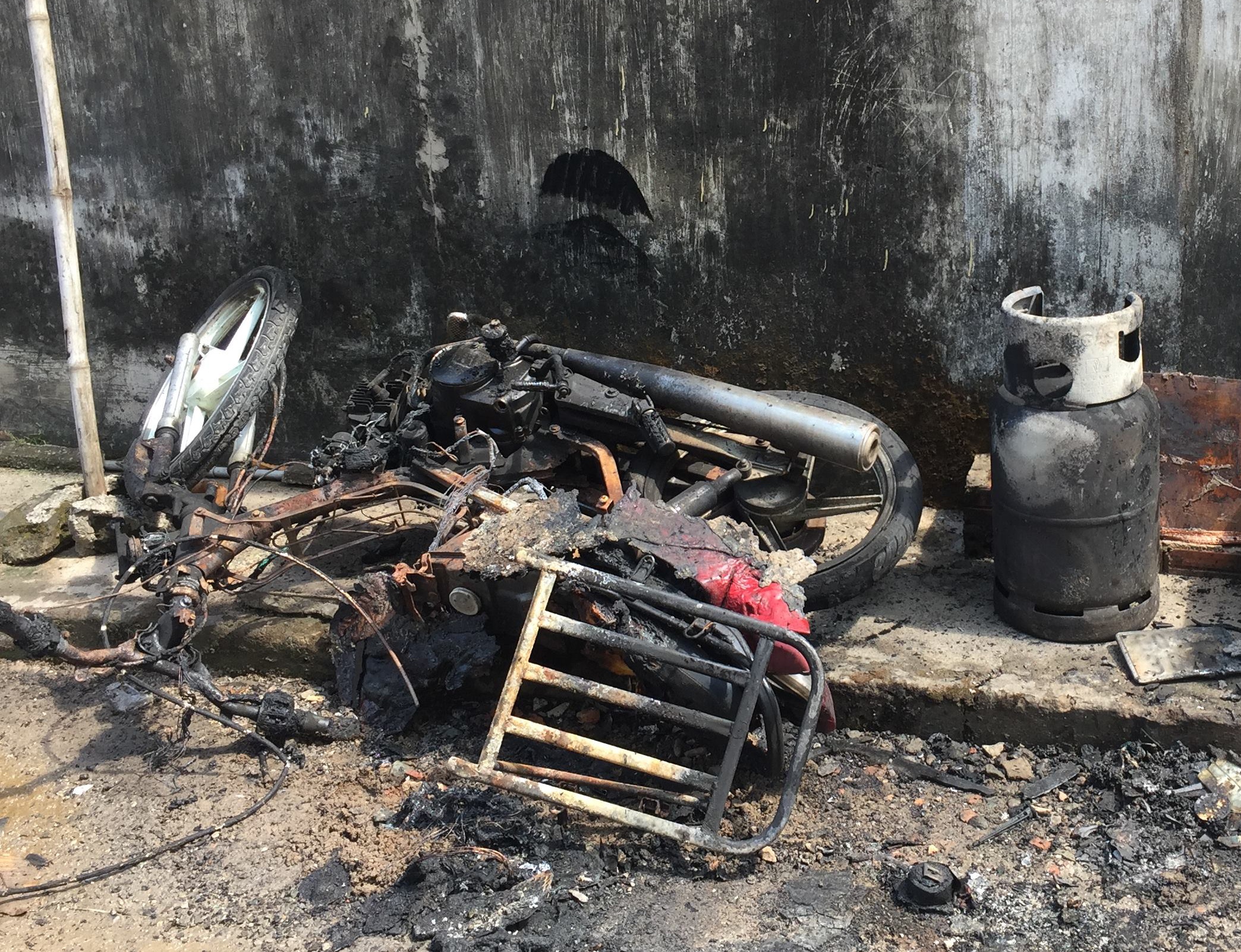 Cu cai voi vo, nguoi chong om binh gas tu thieu hinh anh