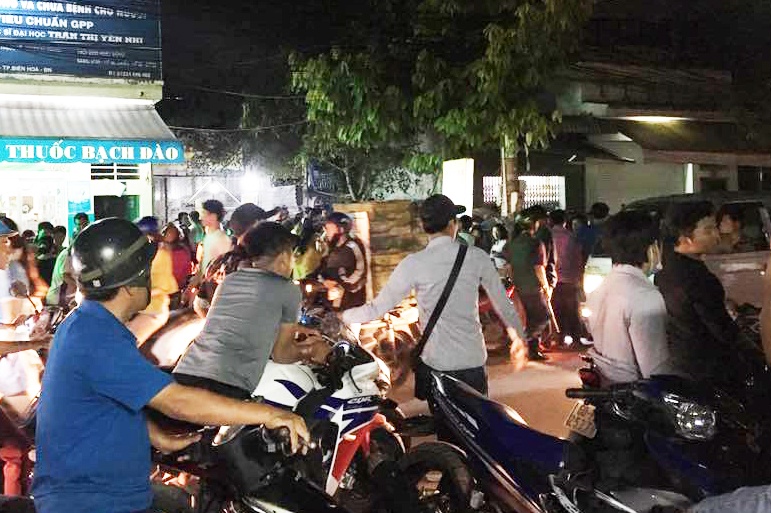 Hai ba chau bi sat hai trong nha tro hinh anh