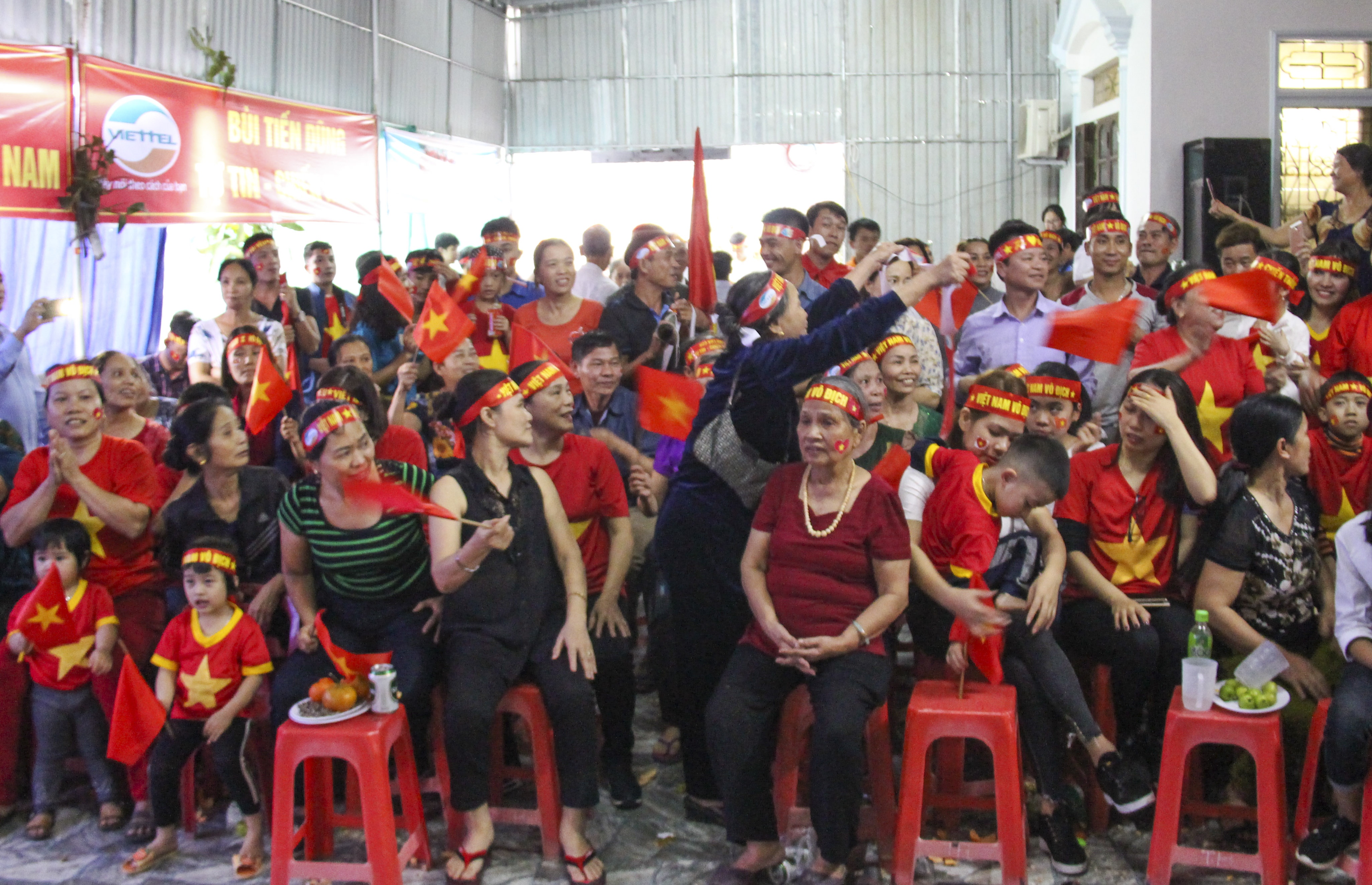 Khong khi tai que nha trung ve Bui Tien Dung hinh anh