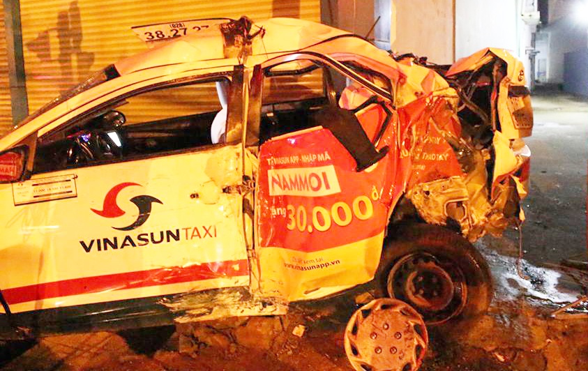 Oto dau keo lao len via he, tong chet tai xe taxi nam nghi trong xe hinh anh