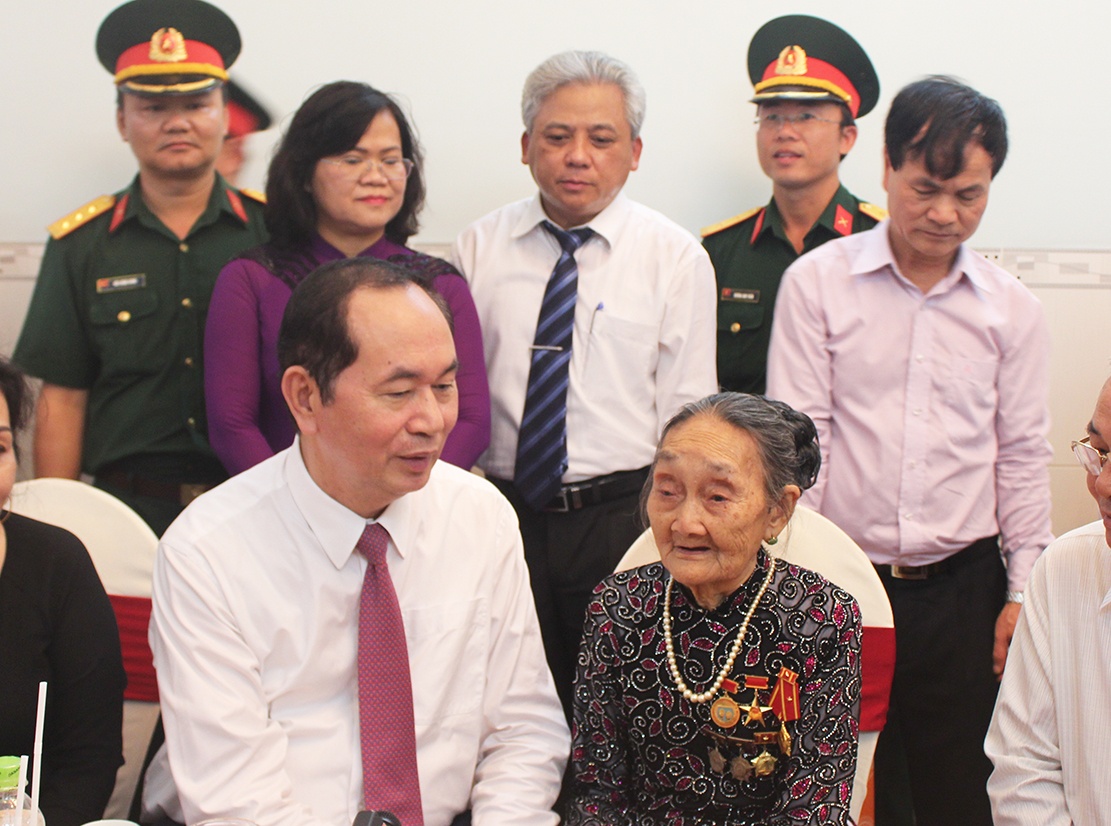 Chu tich nuoc tham, tang qua me Viet Nam anh hung hinh anh