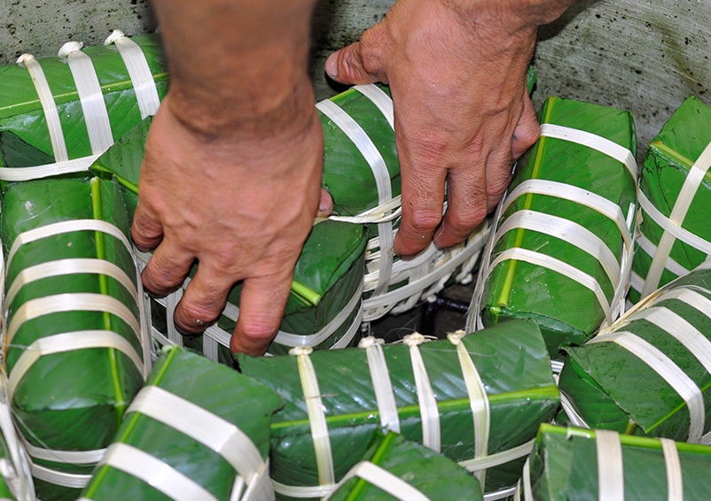 Lang lam banh chung lon nhat Dong Nai hoi ha vao Tet hinh anh