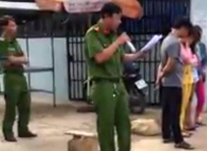Xu ly nghiem vu cong an beu rieu nguoi mua ban dam tren pho hinh anh