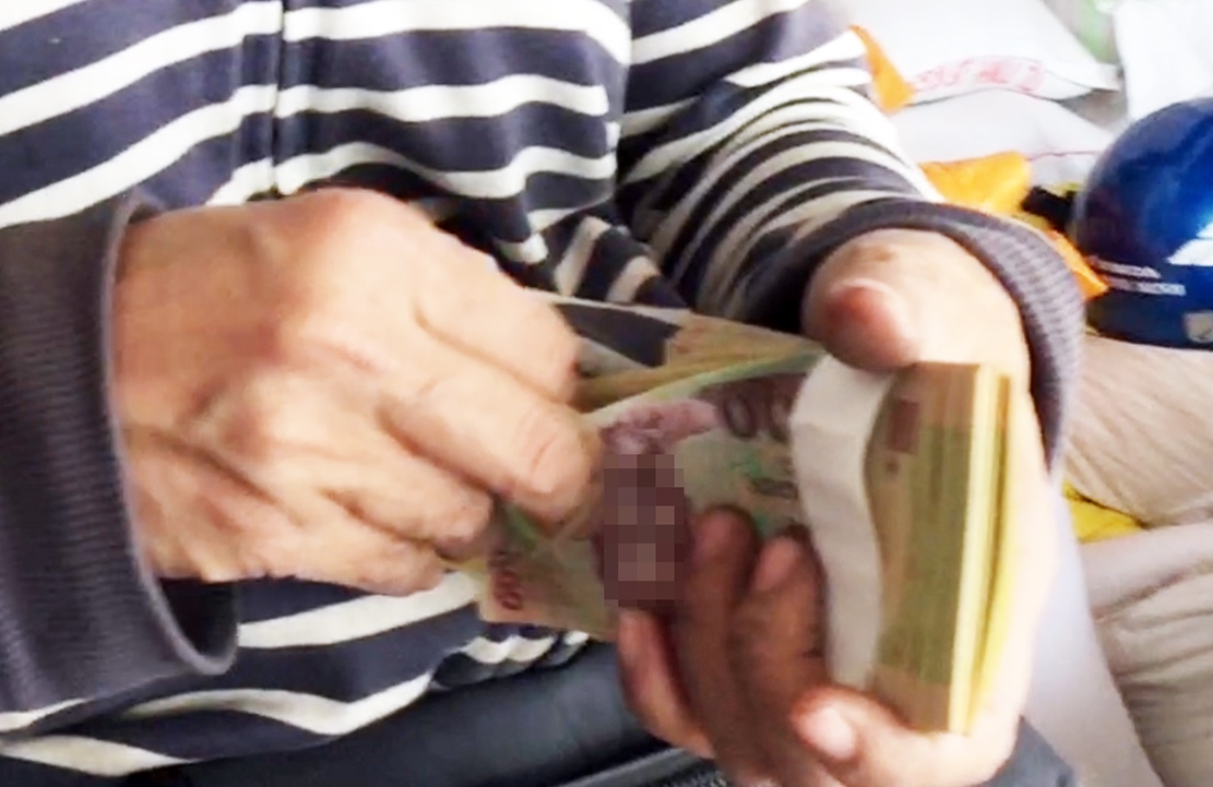 Xam nhap cho doi tien moi li xi Tet hinh anh