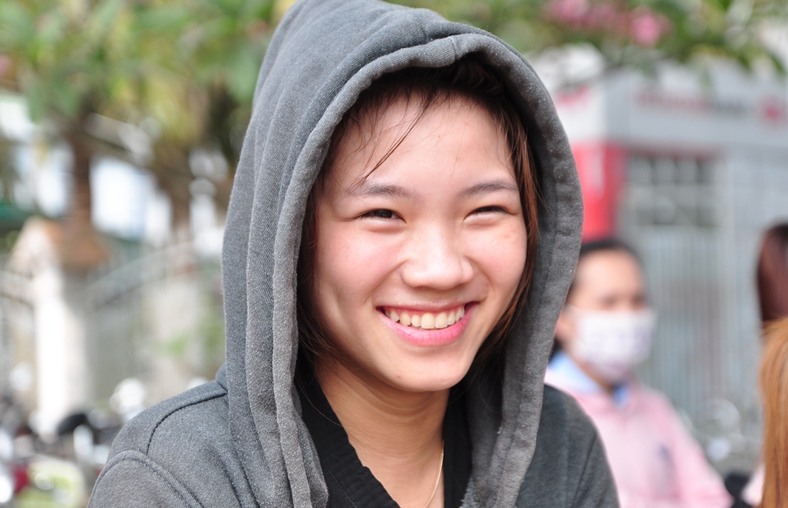 Cong nhan vui mung khi tay cham duoc tien luong Tet hinh anh