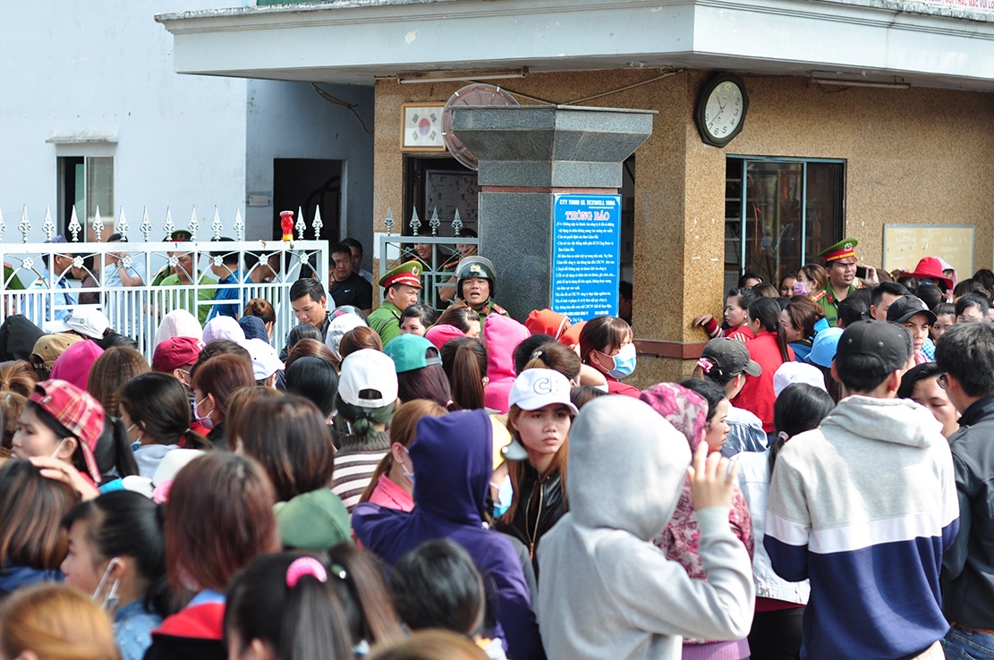 Cong nhan bi no luong dung kin cong cong ty cho nhan tien ho tro Tet hinh anh