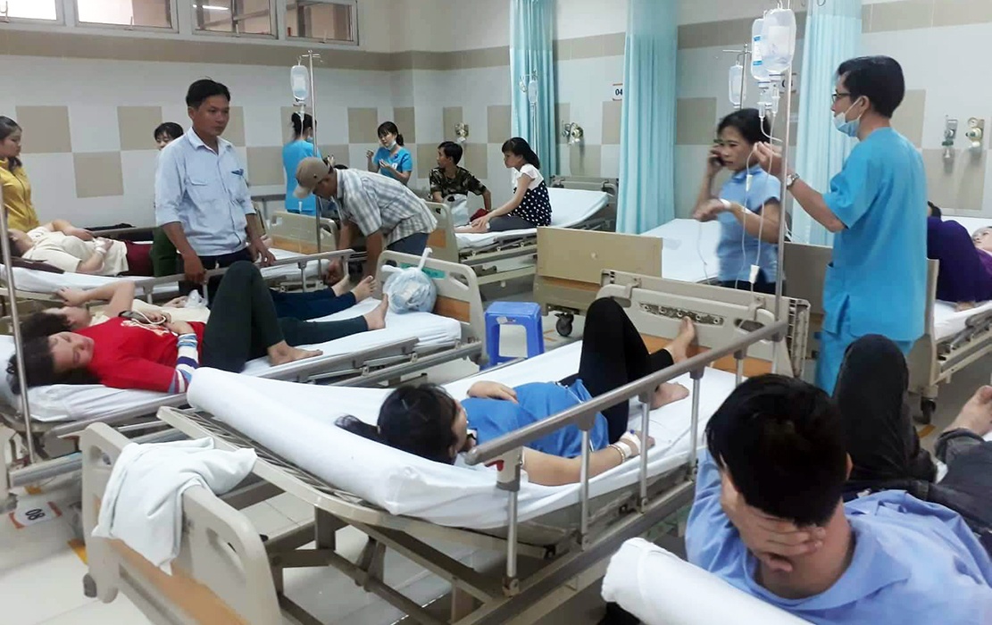 Hang tram cong nhan nhap vien cap cuu ngay giap Tet hinh anh