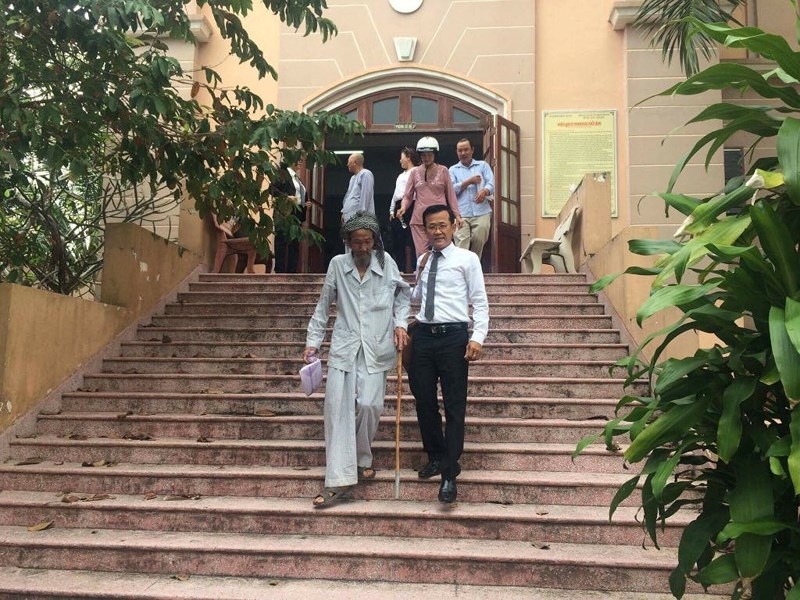 Chuyen tro giup nguoi cha 84 tuoi bi con yeu cau bo tu hinh anh