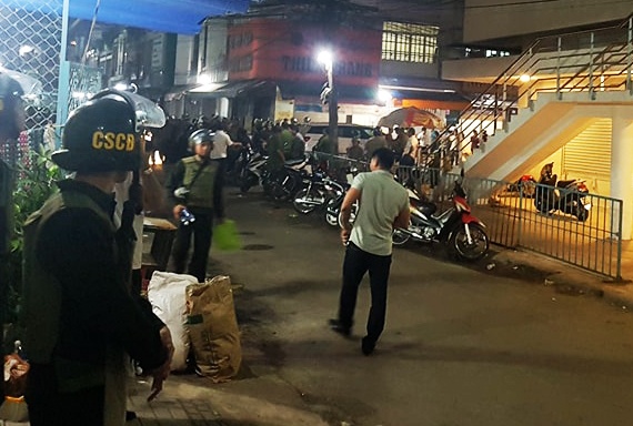 Dai uy canh sat roi tu tang mot xuong dat khi vay bat giang ho hinh anh