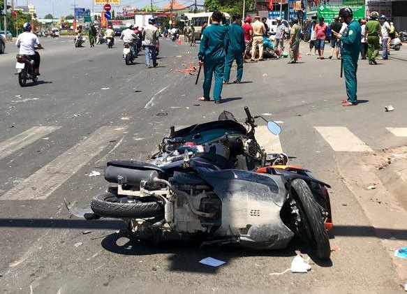 6 nguoi di xe may dung den do bi oto khach hat vang hinh anh