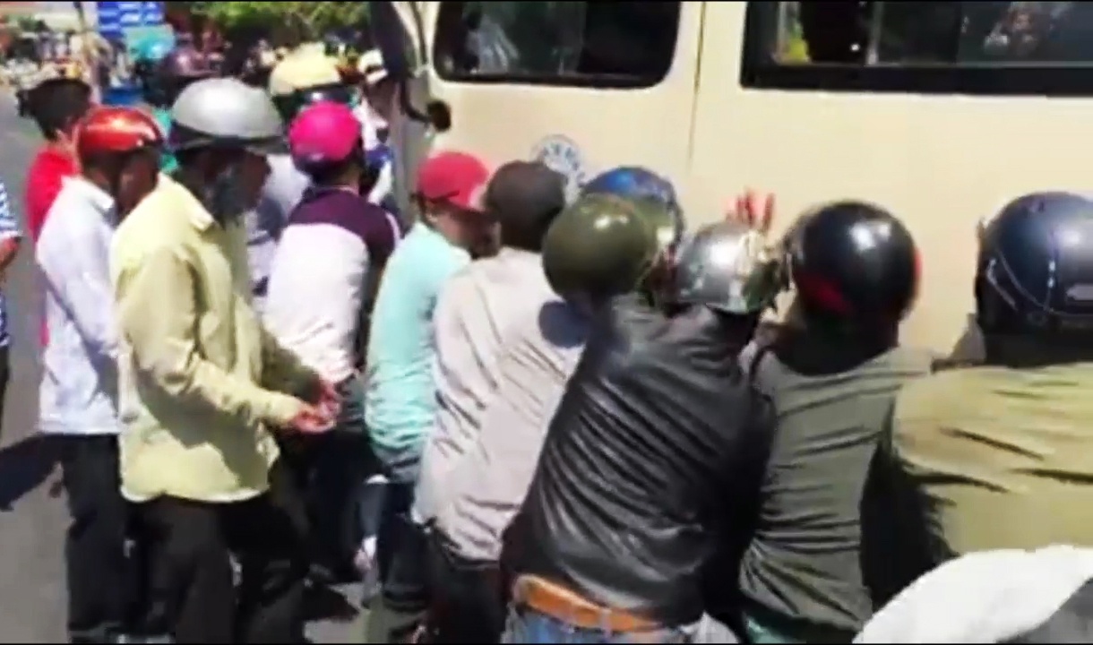 Nang xe khach cuu nguoi bi ket duoi gam oto hinh anh