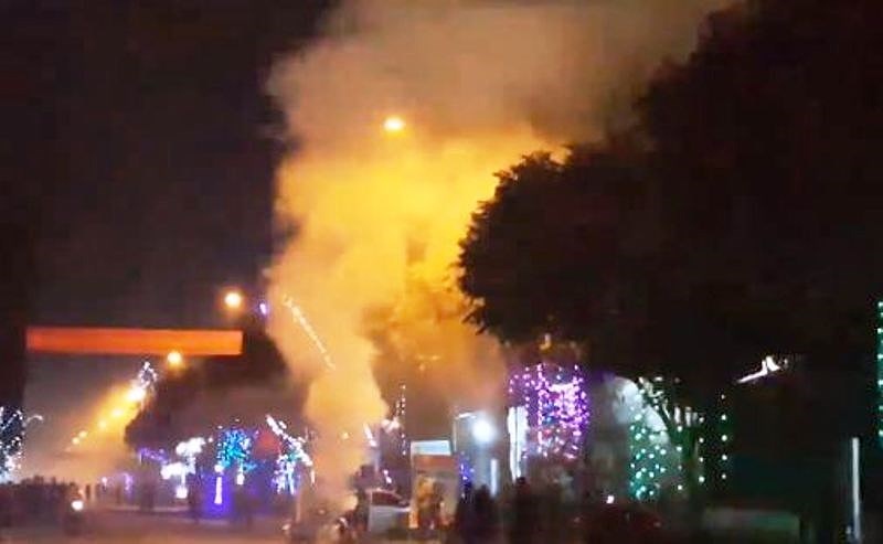 Hang tram nguoi dot phao dem giao thua se bi xu phat hinh anh