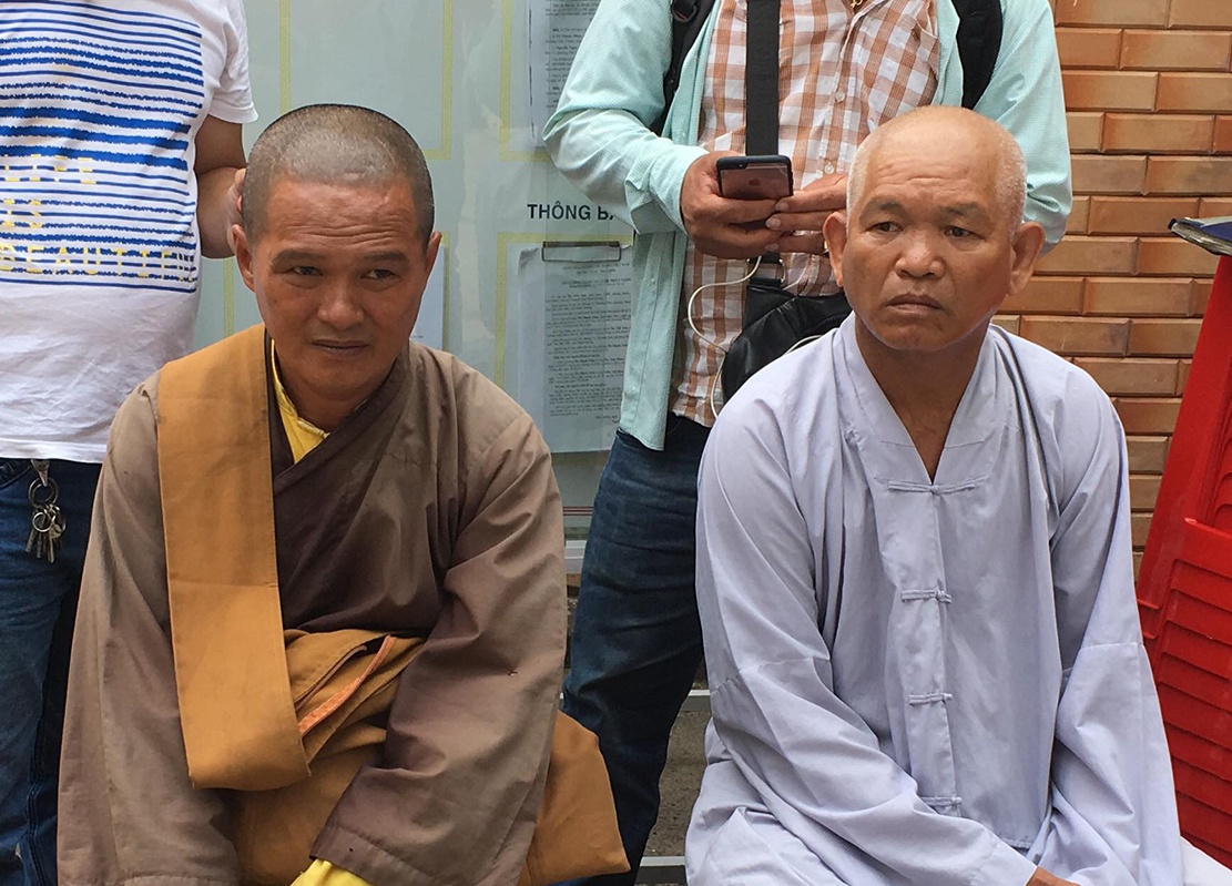 Gia nha su nhan tien quyen gop hinh anh