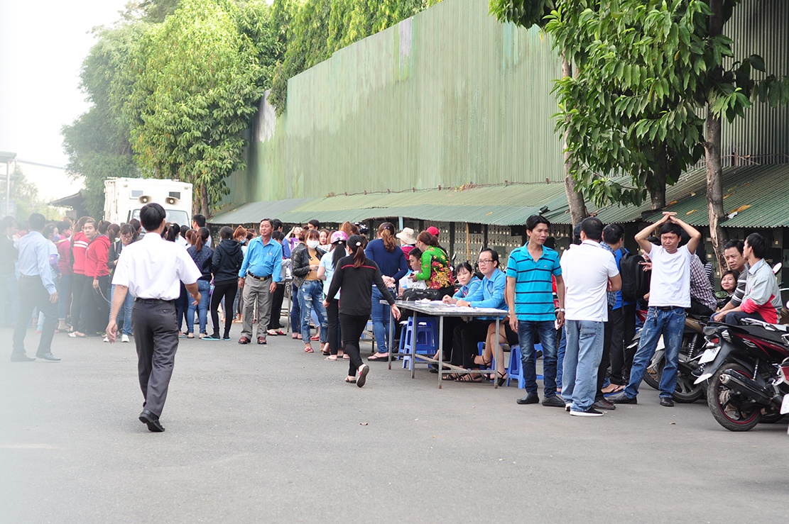 cong nhan bi no luong anh 3