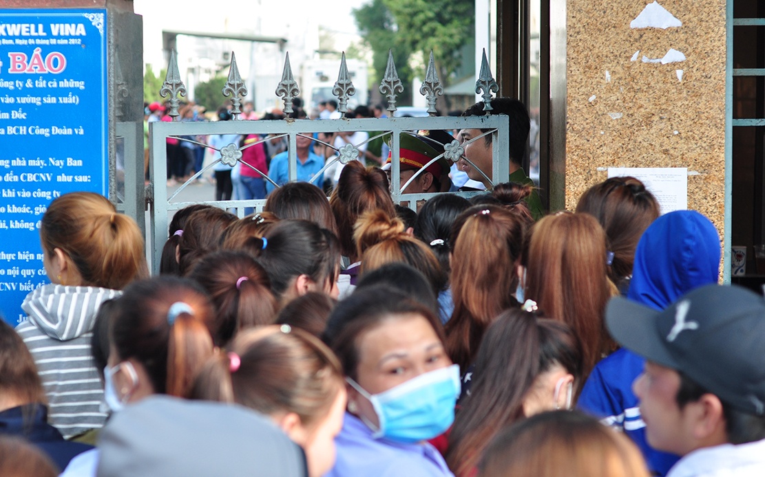 cong nhan bi no luong anh 3