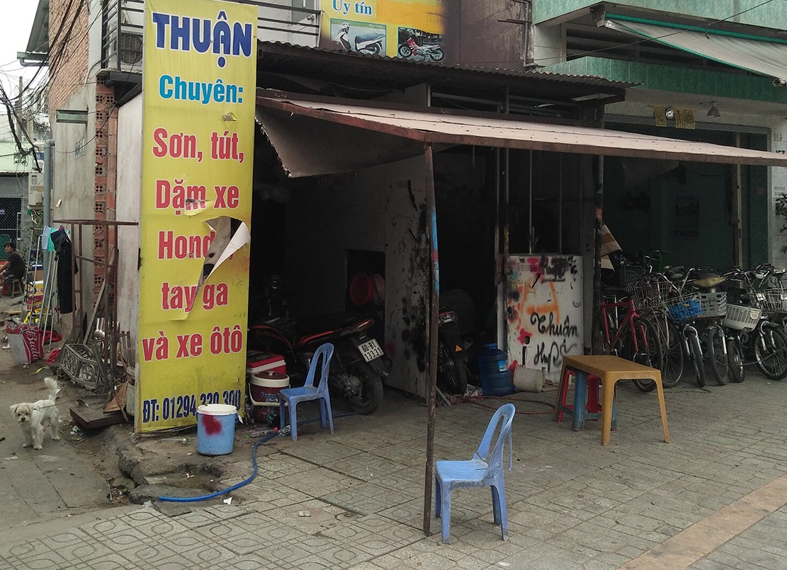 20 con do nem bom xang vao tiem son, truy sat nguoi dan hinh anh