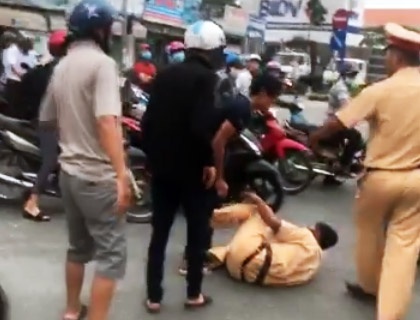 3 anh em xo nga, danh canh sat giao thong bi khong che hinh anh