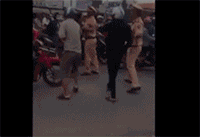 Nam thanh nien xo canh sat giao thong nga xuong duong hinh anh