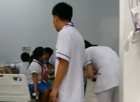 Hoc sinh ngo doc sua anh 1