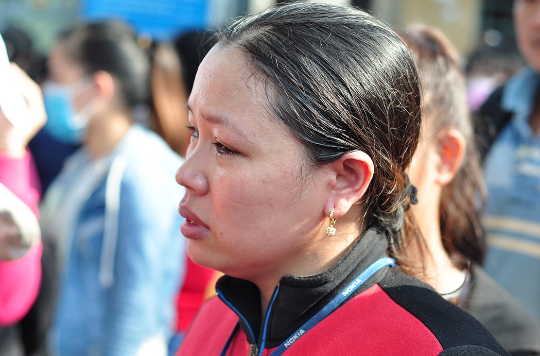 Cong nhan bi no luong bat khoc vi khong co viec lam hinh anh