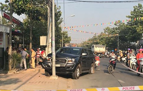 Lai oto tong vang 2 canh sat roi tang ga bo chay hinh anh