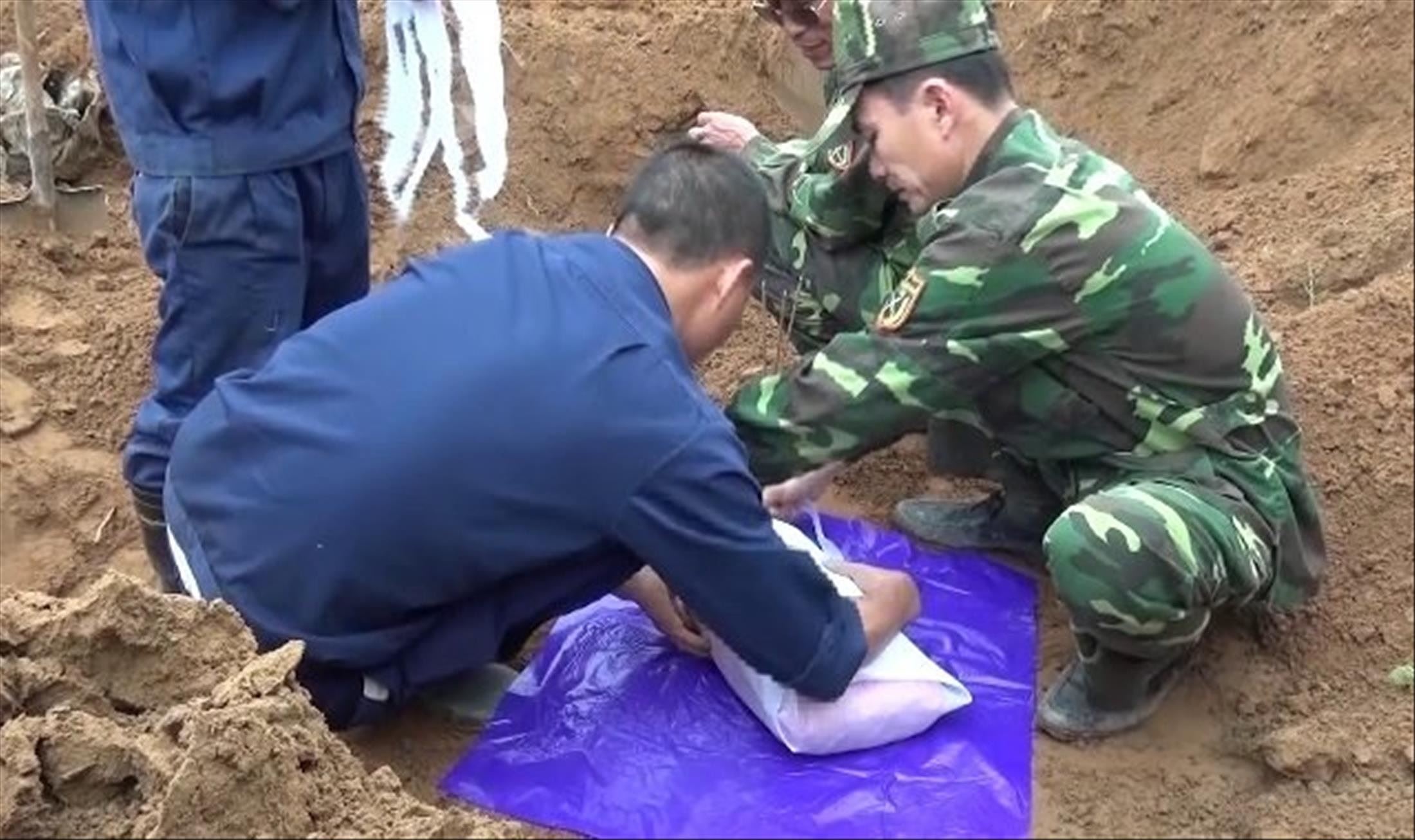 Cat boc 12 hai cot liet si o thi xa Quang Tri hinh anh