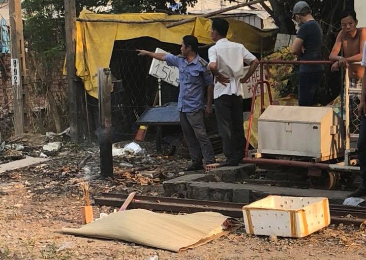 Di bo tren duong sat, nguoi dan ong bi tau tong tu vong hinh anh