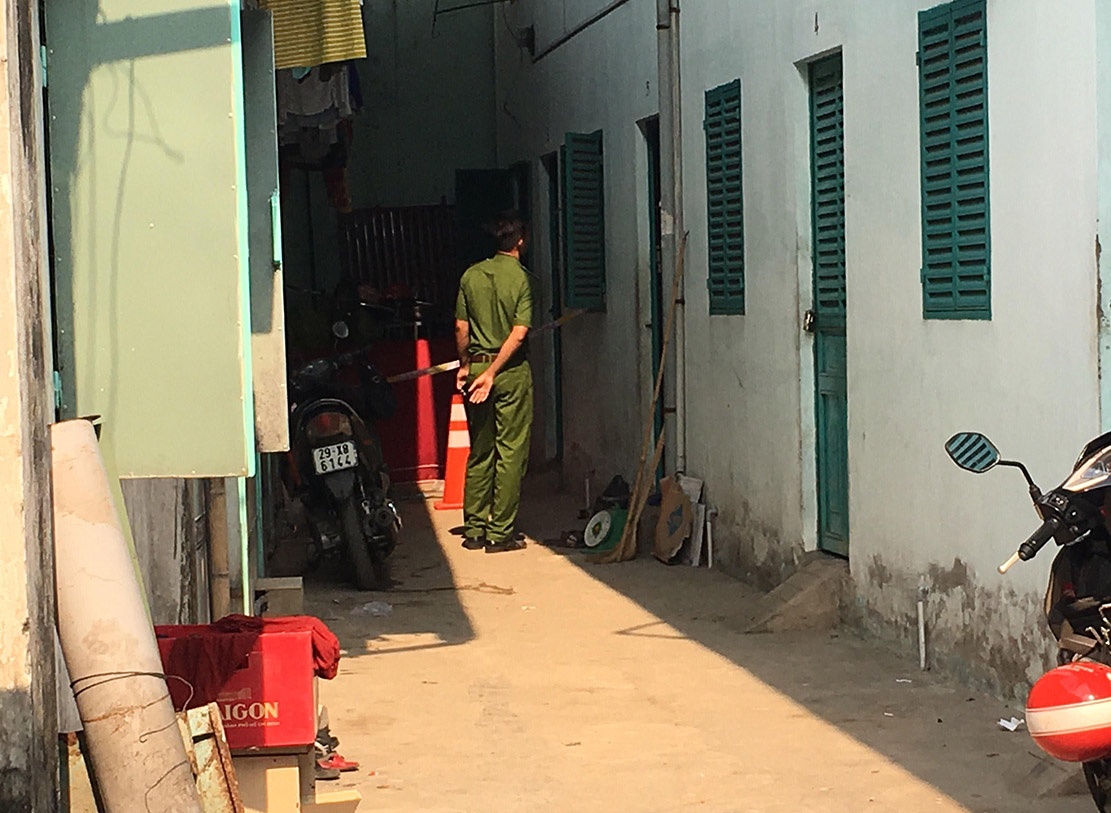 Cap vo chong boc chay trong phong tro khoa cua hinh anh