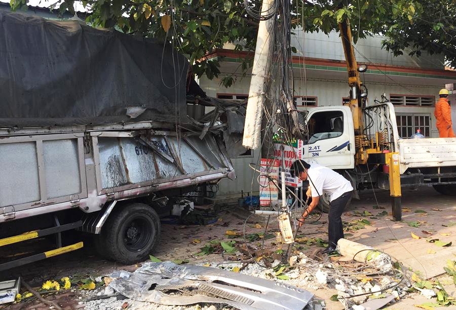 oto dam sap nha dan anh 1