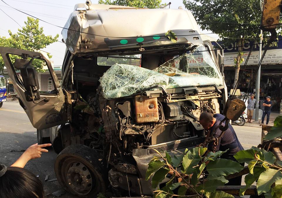 Oto dau keo container dam gay tru dien roi tong vao nha dan hinh anh