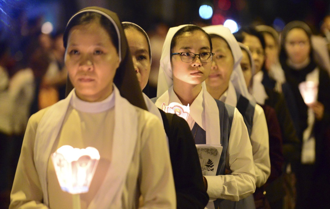 Xep hang dai 1 km cau nguyen cho Tong giam muc dem thanh le cuoi cung hinh anh