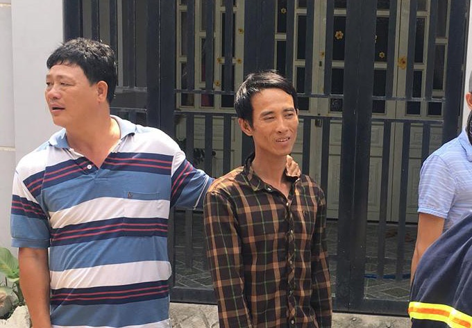 Cong an khong che thanh nien tu do xang len nguoi, om binh gas co thu hinh anh