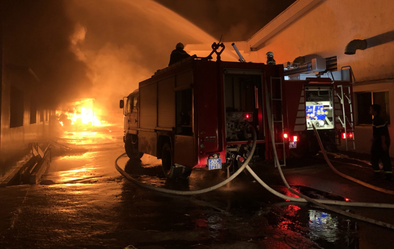 Lua boc chay du doi suot nhieu gio o cong ty det may hinh anh