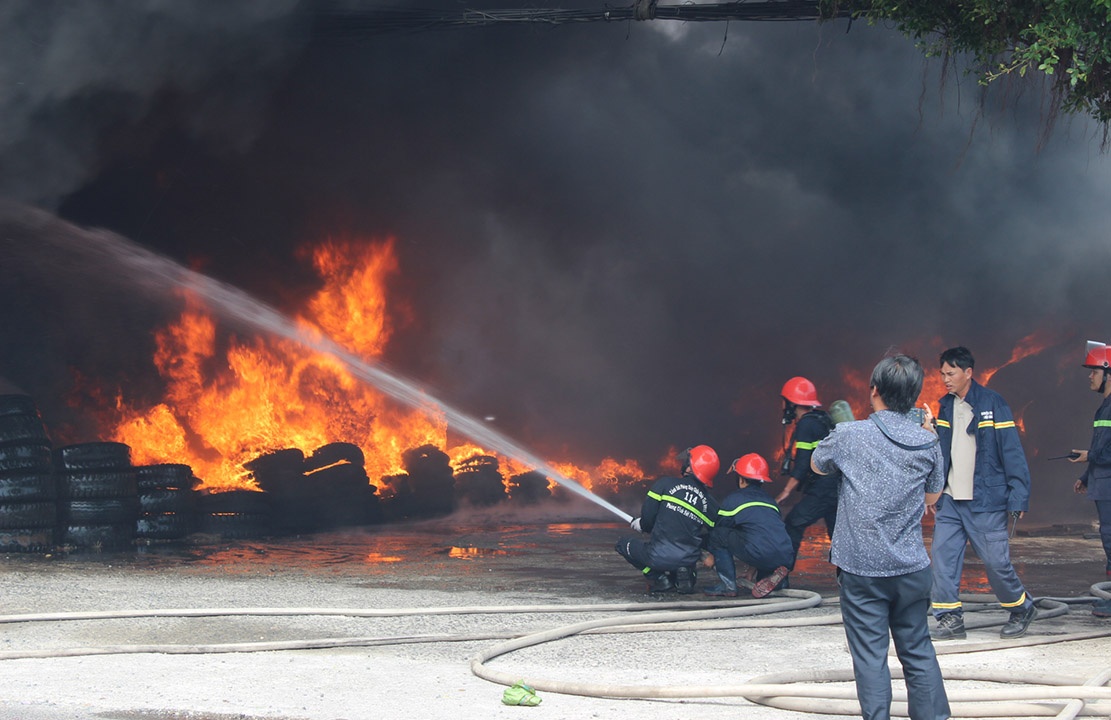 Co so sua chua oto o Vung Tau boc chay du doi hinh anh
