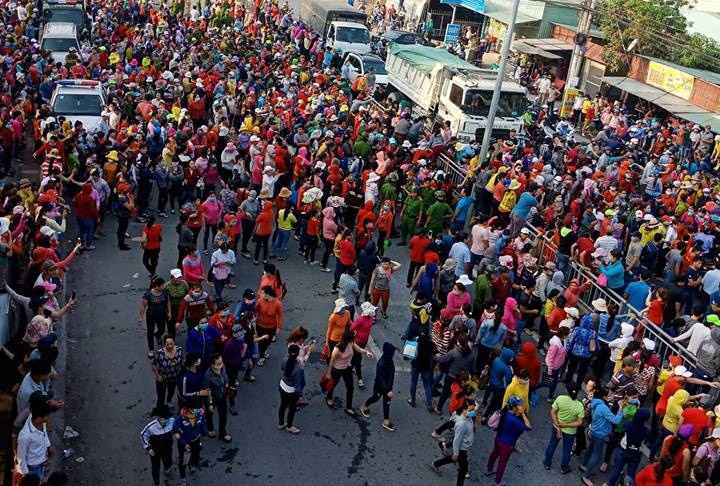 Cong nhan bo viec, dung kin quoc lo phan doi chinh sach luong Pouchen hinh anh