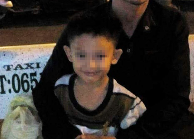 Be trai 8 tuoi nghi bi nguoi tinh cua me danh tu vong hinh anh