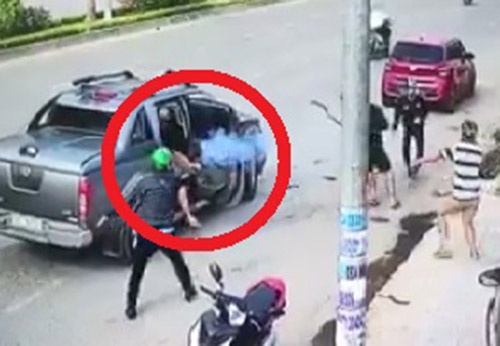 Thanh nien cam sung ban nhom nguoi cam ma tau hinh anh