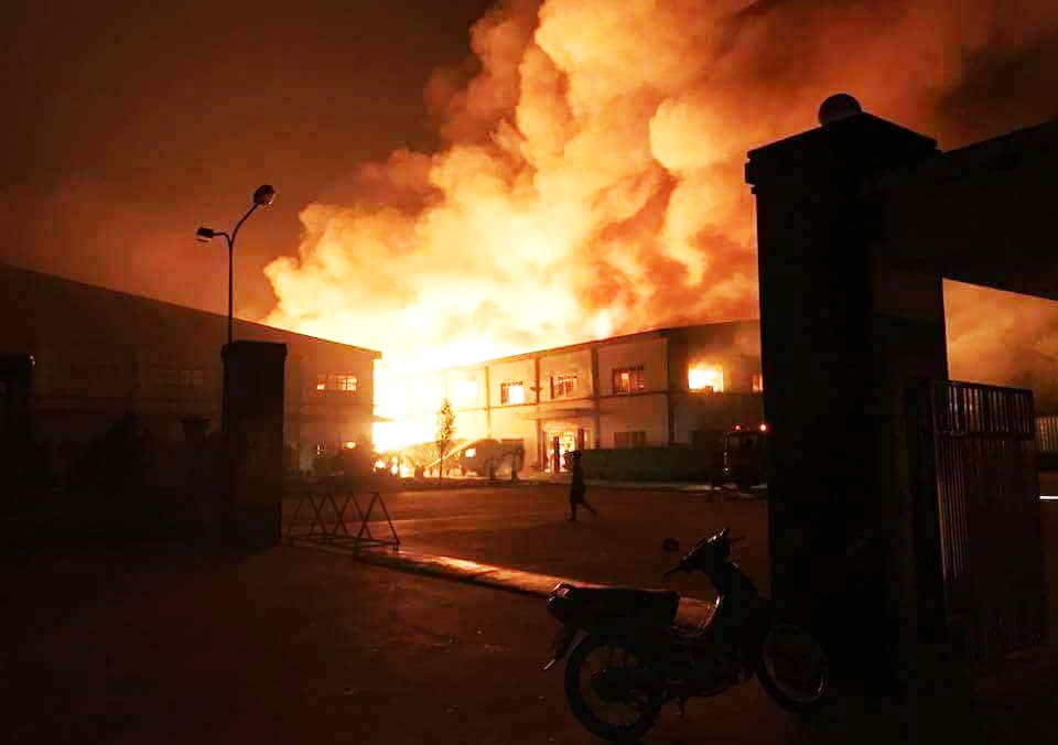 Xuong go 3.000 m2 chay no du doi suot nhieu gio hinh anh