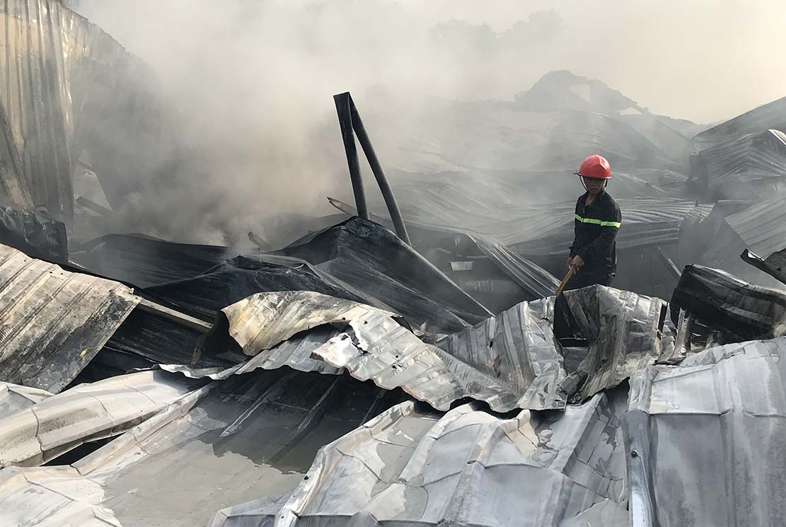 Kho chua vai vun trong khu dan cu boc chay ngun ngut hinh anh