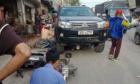 Oto tong 3 xe may va taxi, be 7 tuoi tu nan hinh anh