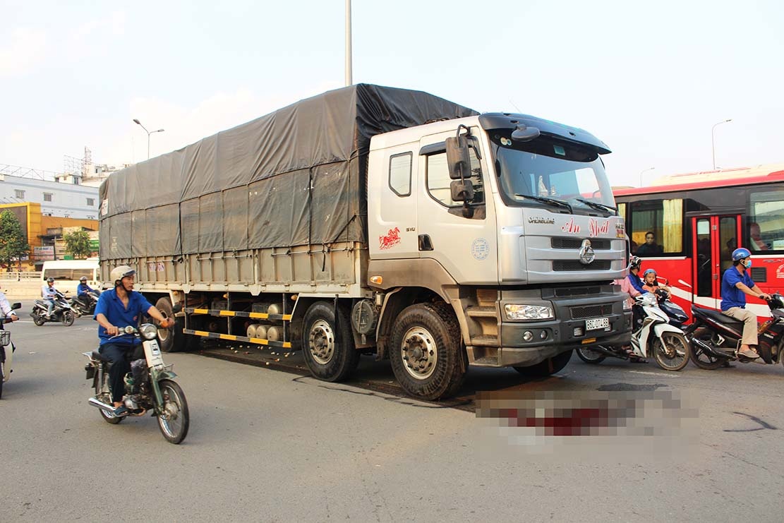 Phu nu bi oto tai can tu vong khi lai xe may vao nga tu ‘tu than’ hinh anh