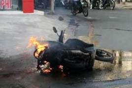 Xe may tay ga boc chay du doi khi dung den do hinh anh