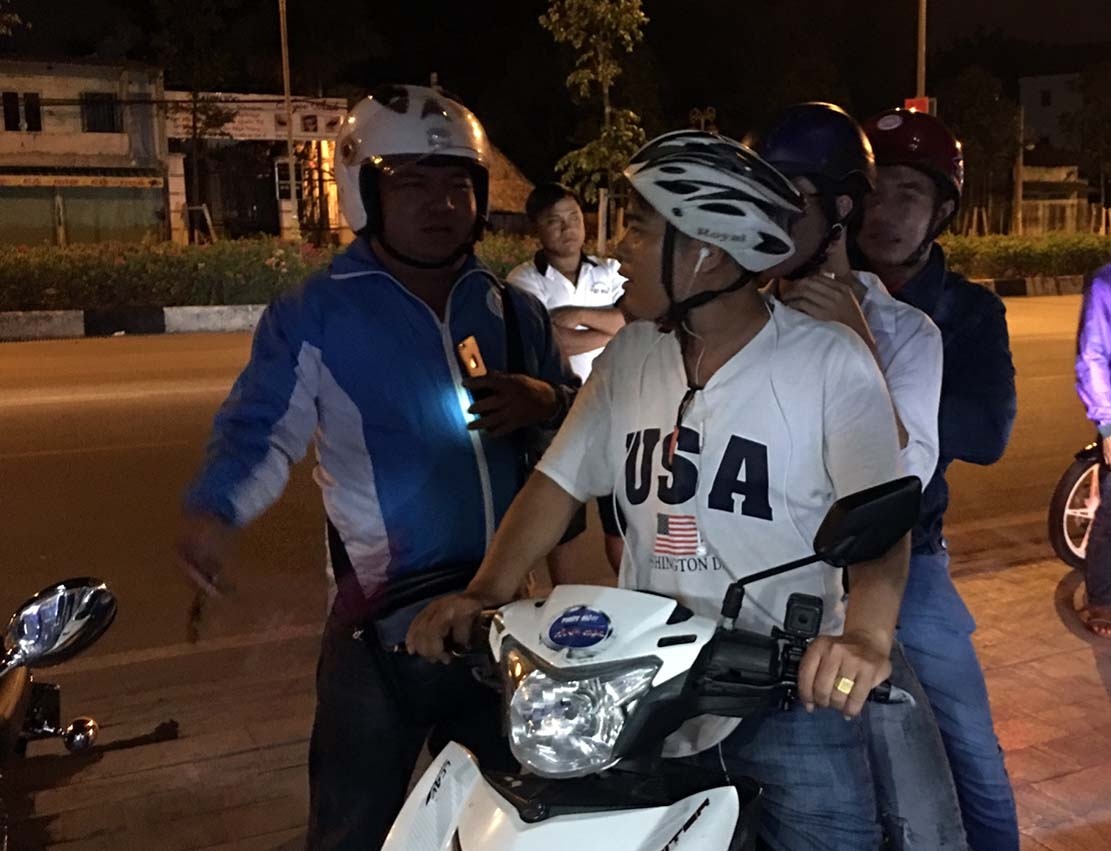 Nam thanh nien cam dao doa giet 2 co gai luc rang sang de cuop do hinh anh