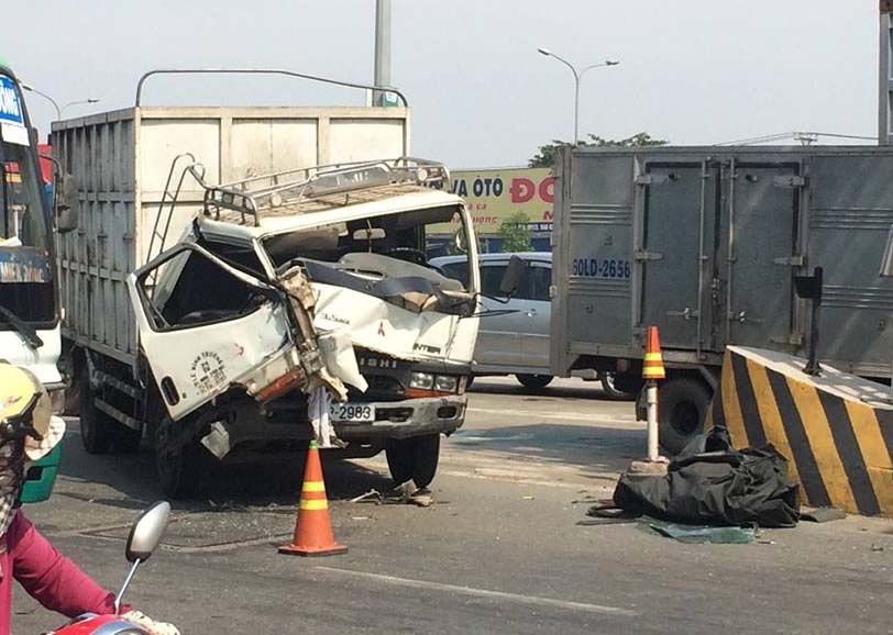 Oto dam lien hoan o tram BOT, nhan vien thu phi chay tan loan hinh anh