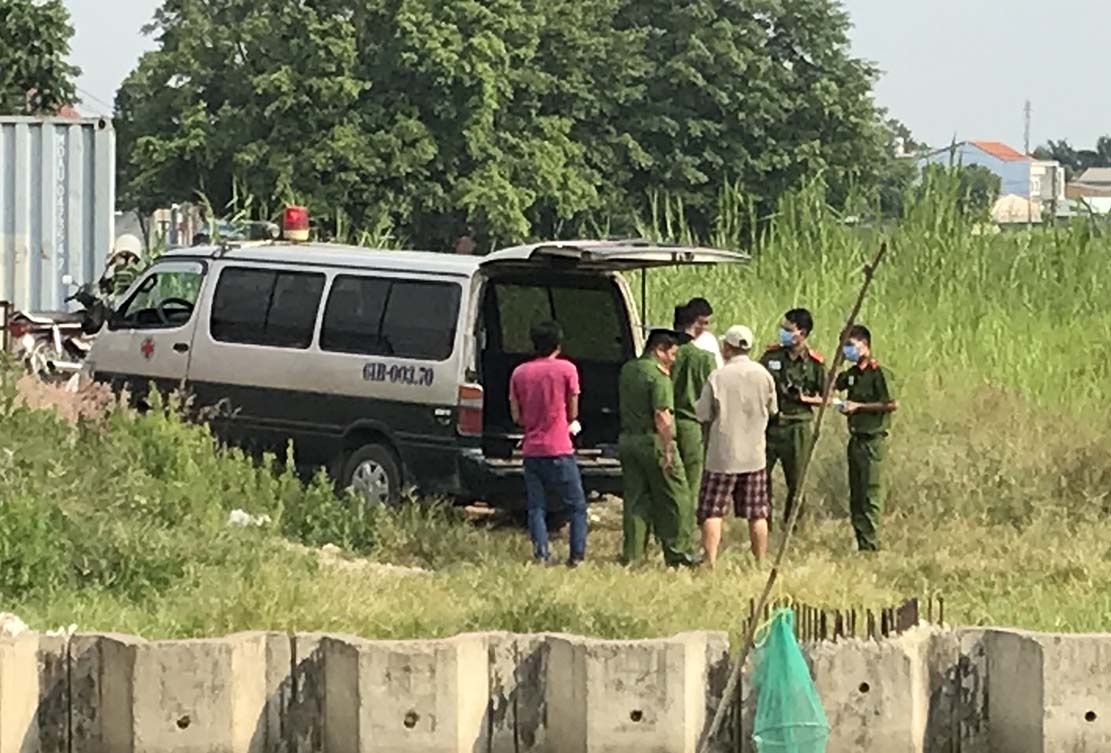 Thi the thanh nien bi phan huy noi tren song Sai Gon hinh anh