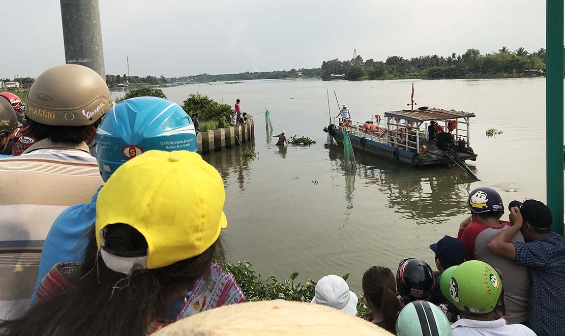 xac nguoi tren song sai gon anh 1
