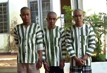 Khoi to 3 thanh nien chem canh sat giao thong khi bi do nong do con hinh anh