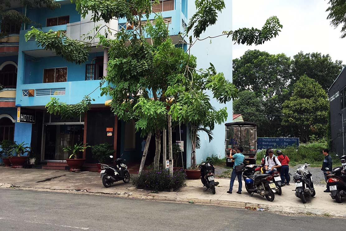 Trung ta cong an tu vong trong tu the treo co o khach san hinh anh